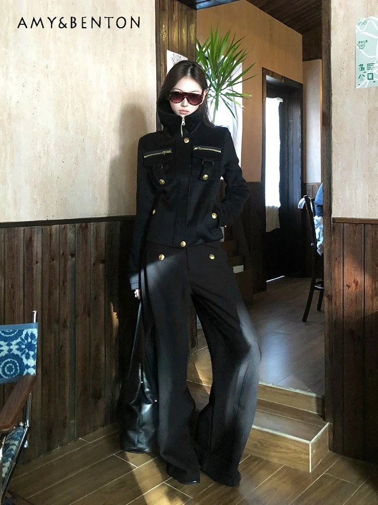 

Осенне-зимняя женская утепленная черная шерстяная короткая куртка с большими лацканами и золотыми декоративными пуговицами, широкие брюки