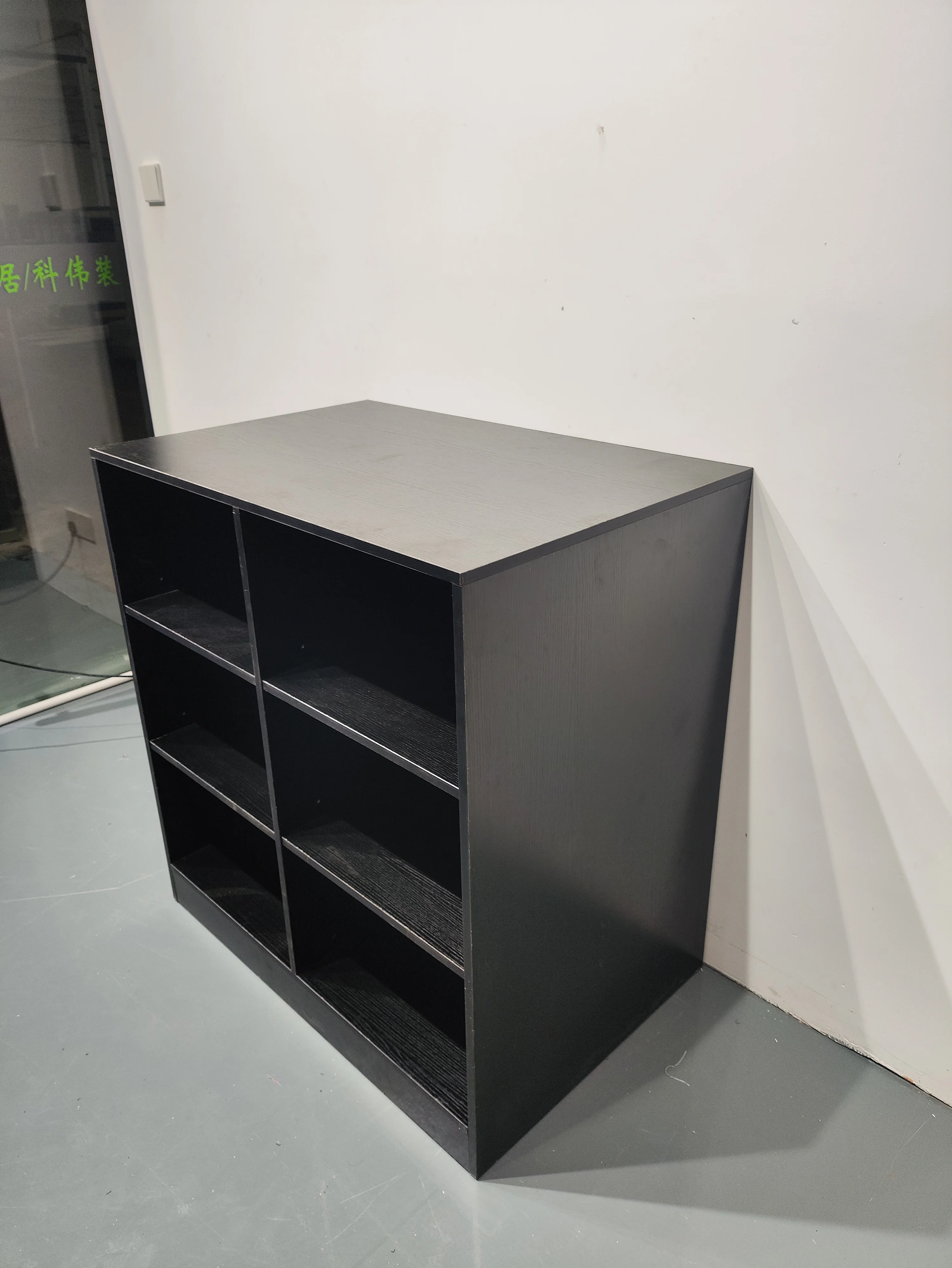 Meja Kasir Custom dengan 4 Rak Melamin Hitam Bingkai Kasir Rak Display Toko Retail