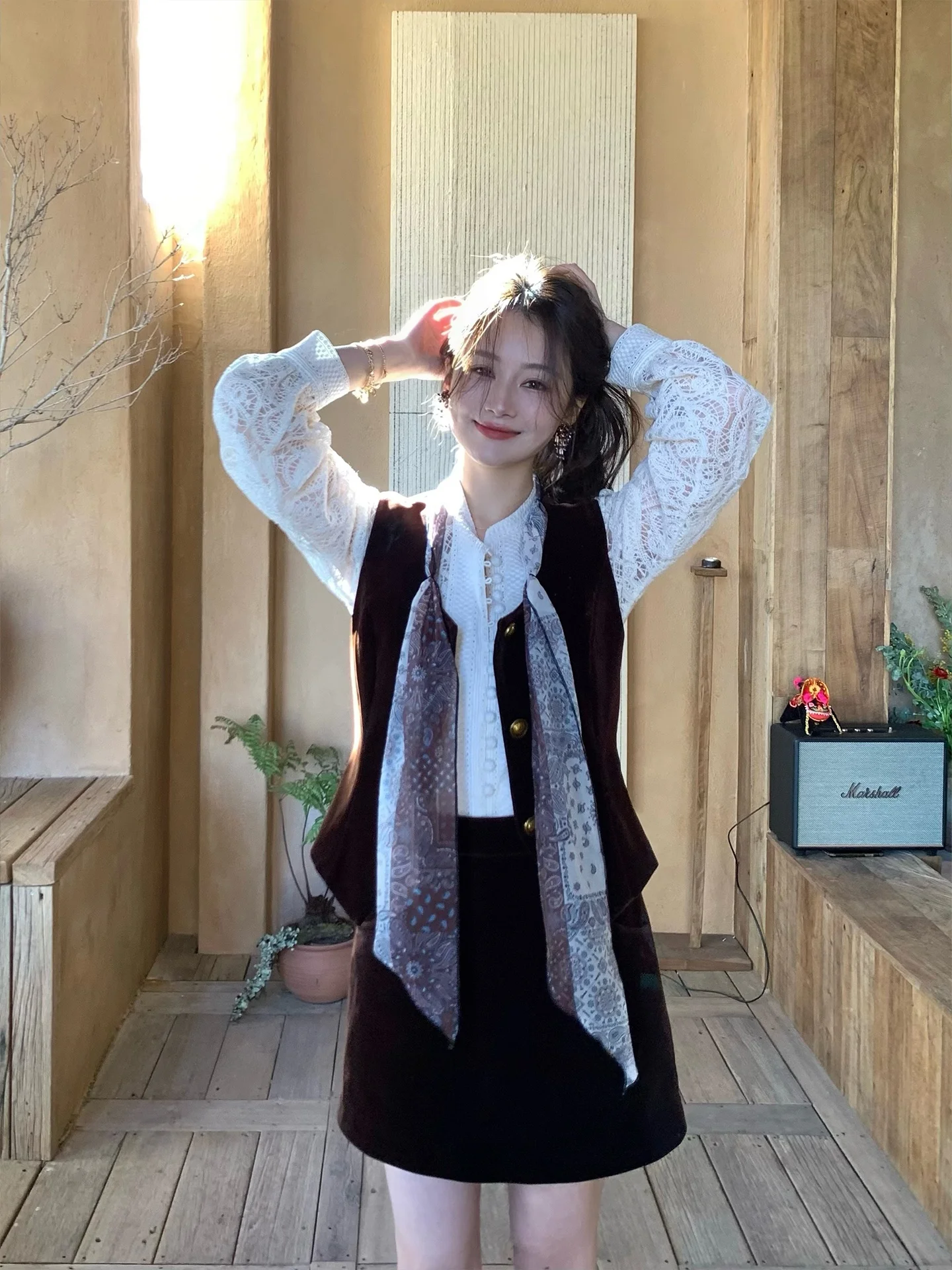 

Съемный винтажный шелковый шарф, золотисто-синий бархатный жилет, топ и короткая юбка — комплект из двух предметов. Женский модный повседневный осенне-зимний комплект.