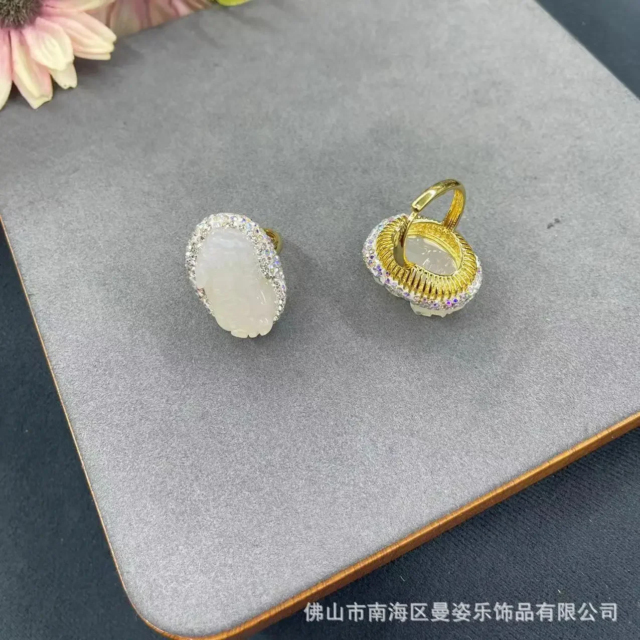 Factory direct sales natural white chalcedony agate Pip live ring, French vintage niche live broadcast hot-selling model