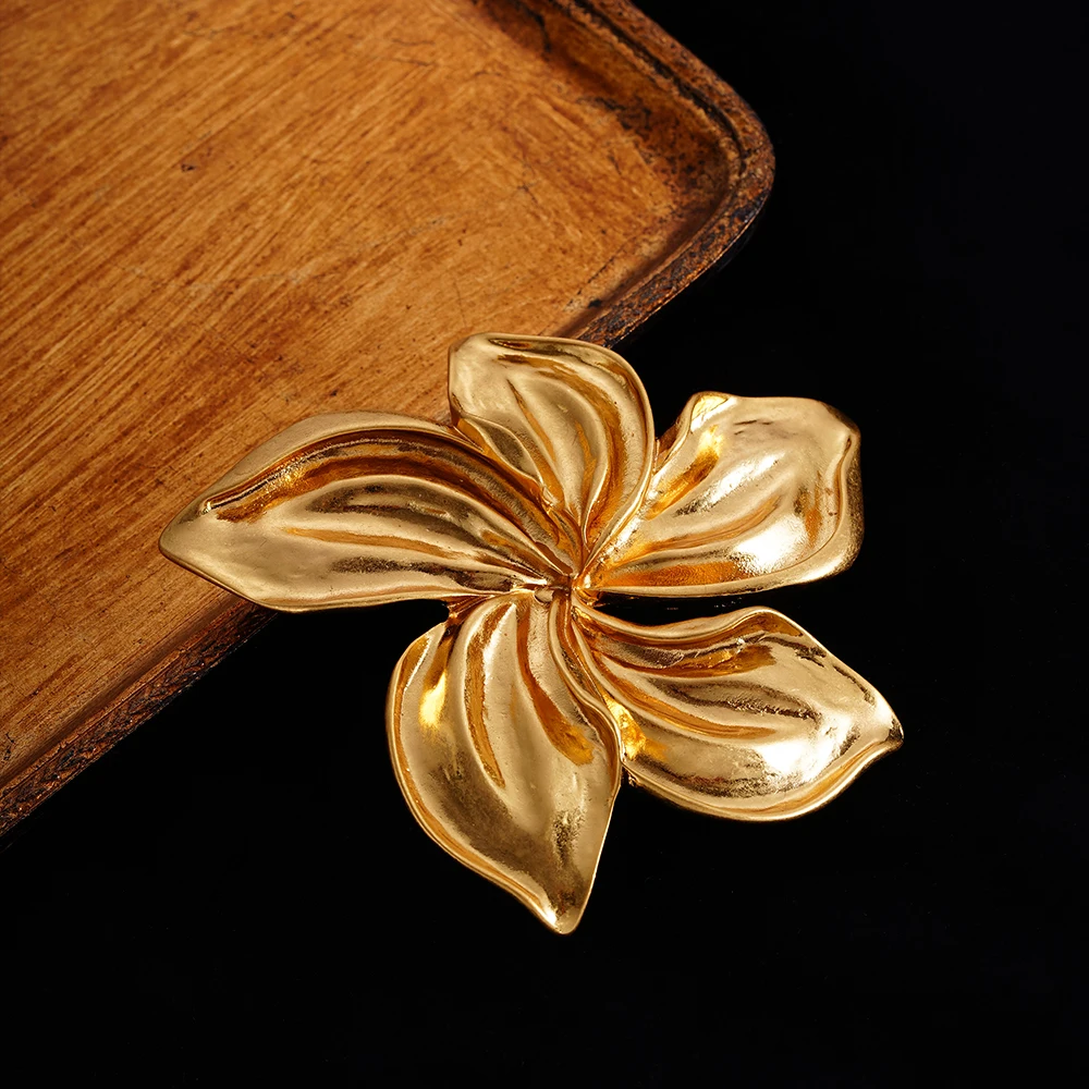 Vintage tainless Steel Metal Flower Brooches Gold Color Waterproof Gold Plated Fashion Jewelry for Women Coat Dress Pins