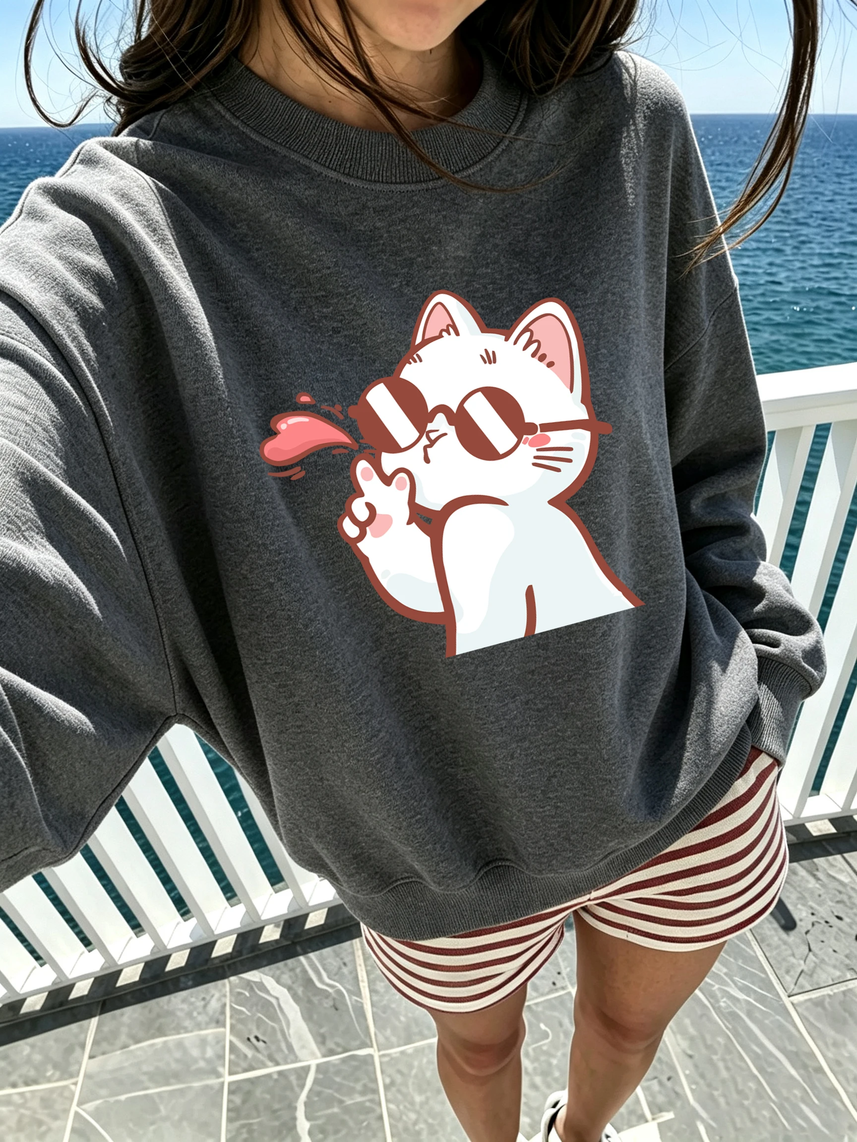 Lady Cat With Sunglasses Flying Kiss Printed Womens Street Basic Sweatshirts Comfy Casual Sweatshirt Simple Trendy Sportswears