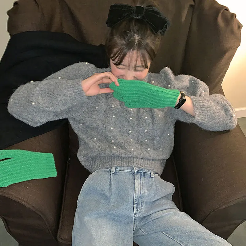 Elegancki sweter damski w stylu vintage, okrągły, dziergany, długi rękaw, modny design, zdobiony cekinami i wzorem lnianym.