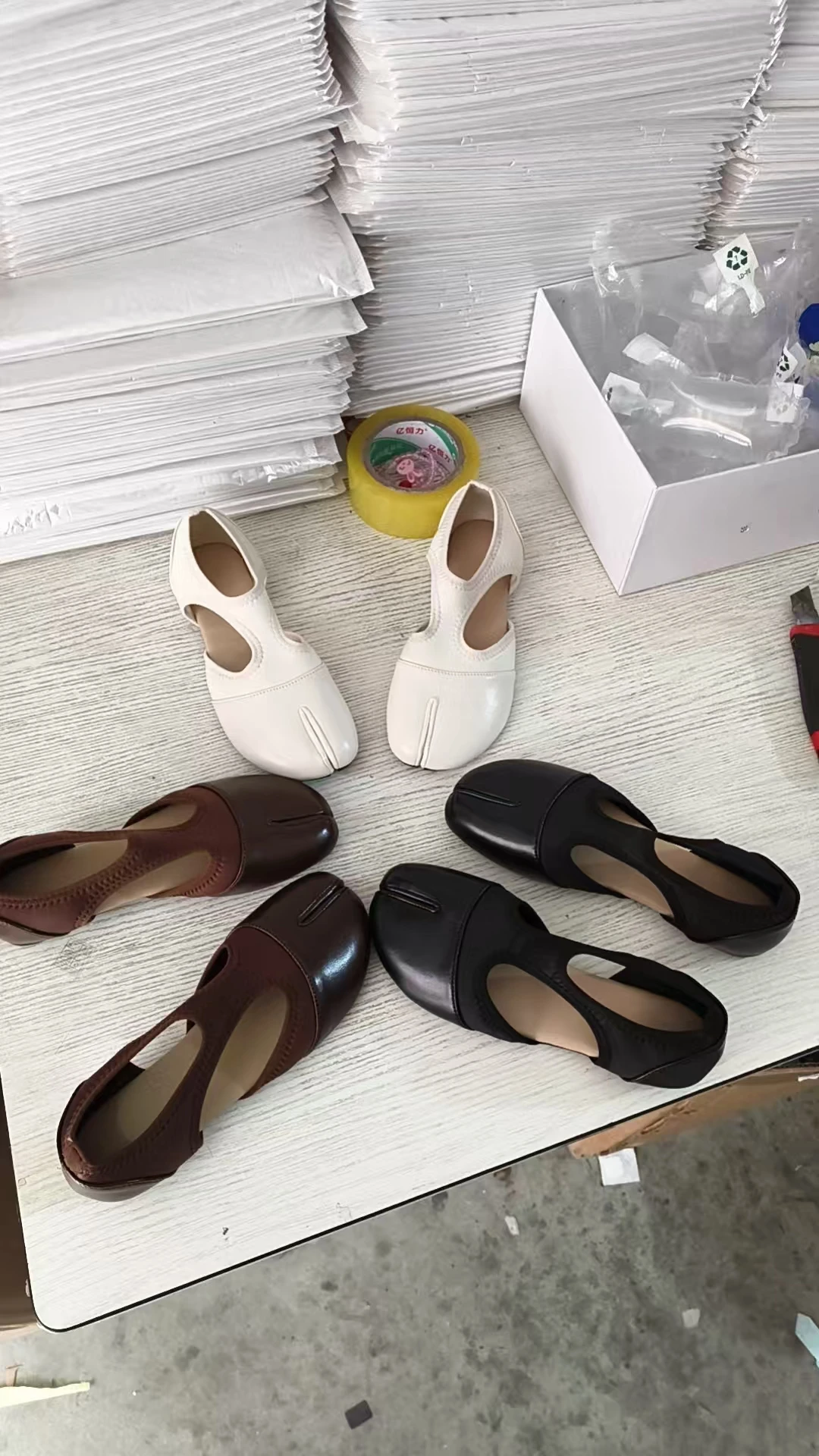 2026 Modische Damen-Markenschuhe Mary Janes Sommer Split-Toe Walking Sneakers Lässige Loafers Designer Schwarze Ballerinas Sandalen – Detail 13