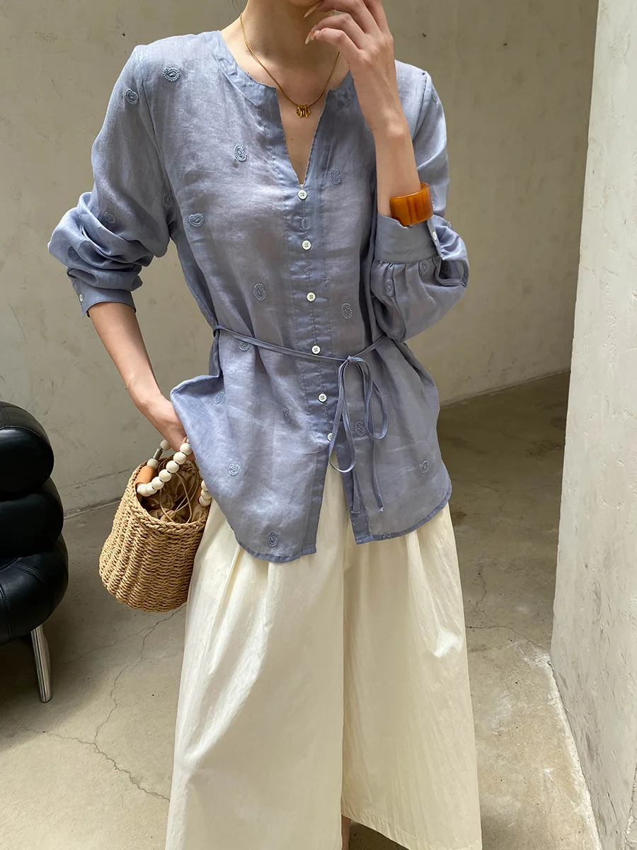 Sommerliches Damen-Shirt in unifarbenem V-Ausschnitt, locker geschnitten, mit Stickerei, für einen eleganten Look. – Detail 12