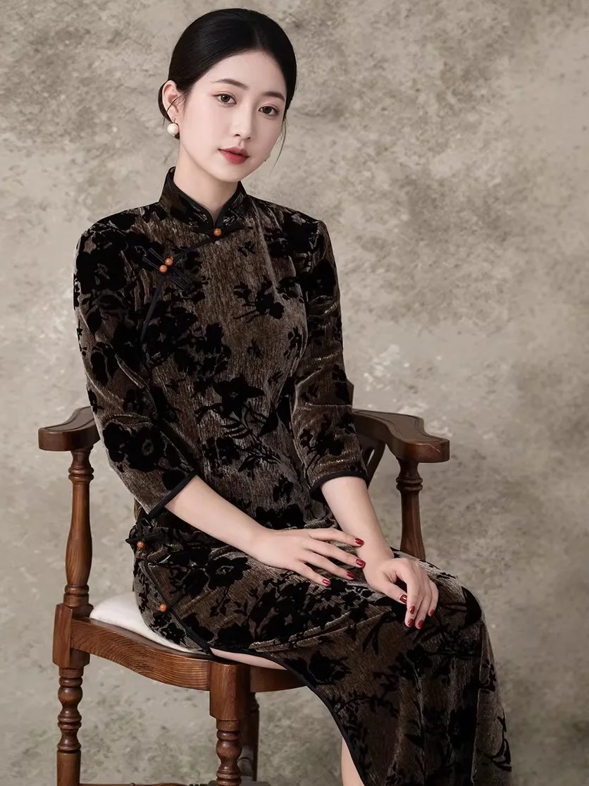 

Элегантное длинное утепленное бархатное платье-ципао с кожаными элементами и рукавами 3/4, с расческой для волос, в китайском стиле, для повседневной носки, теплое, для мам