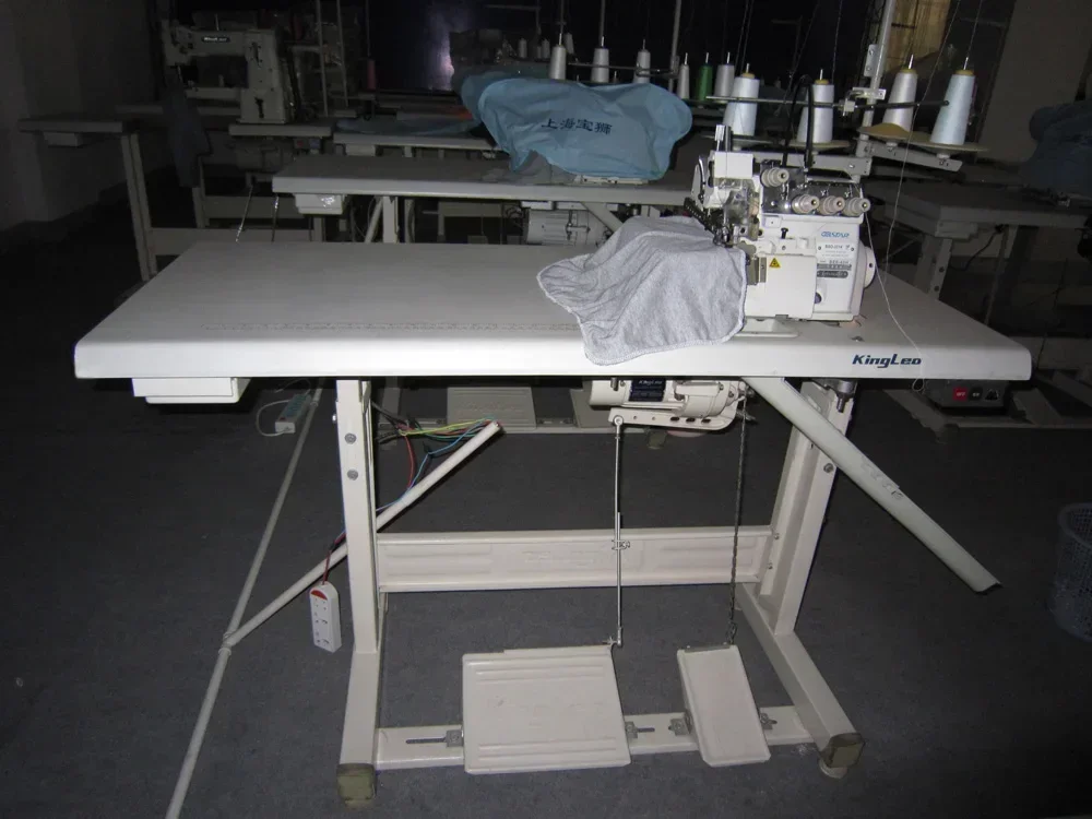 Overlock Sewing machine for knitted cap scarf