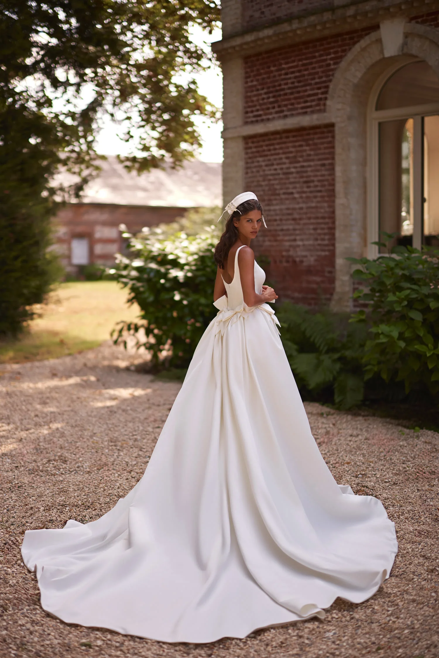 Miękkie satynowe suknie ślubne w kształcie litery A z kokardą w talii, dekoltem w łódkę, proste suknie ślubne DW1076