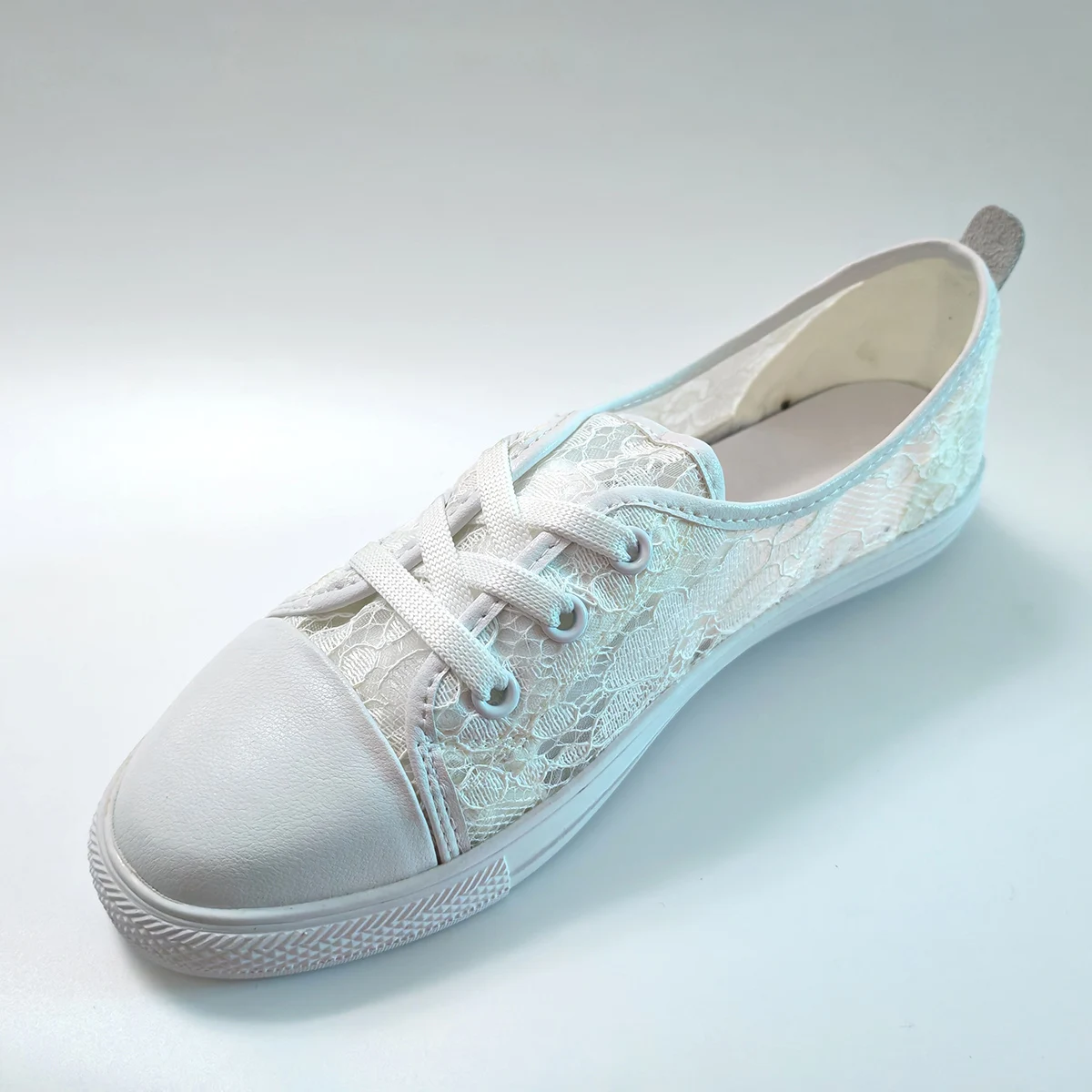 Women's White Lace Breathable Floral Slip-On Casual Shoes for Summer Walking Daily Wear Lightweight Comfort D897