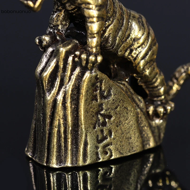 Antique Bronze Tiger Climbing Mountain Statue Zodiac Animal Desktop Ornament Pure Copper Miniature Figurines Tea Pet Home Decors