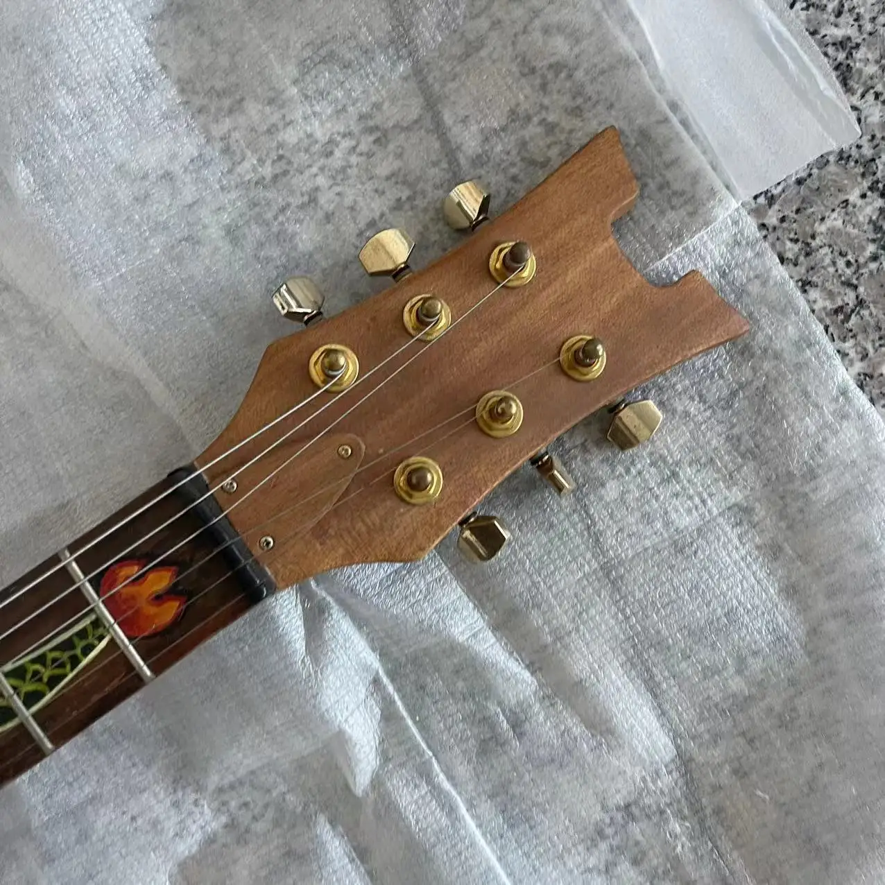 Em estoque, guitarra elétrica esculpida em forma de V em forma de dragão de 6 acordes, corpo desenhado à mão, fotos de envio reais, pedido enviado denaro