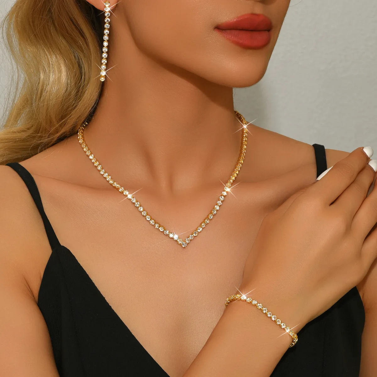 مجموعة أزياء أوروبية وأمريكية كاملة من حجر الراين وأقراط وسوار، مجموعة من ثلاث قطع من سلسلة مخلب حجر الراين الكاملة الأكثر مبيعًا في أمازون