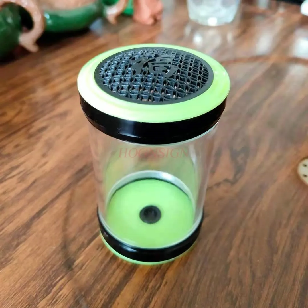 The gourd is called a jar, a grasshopper cage, a small plastic jar, a transparent winter jar, a grasshopper cage, a cricket jar