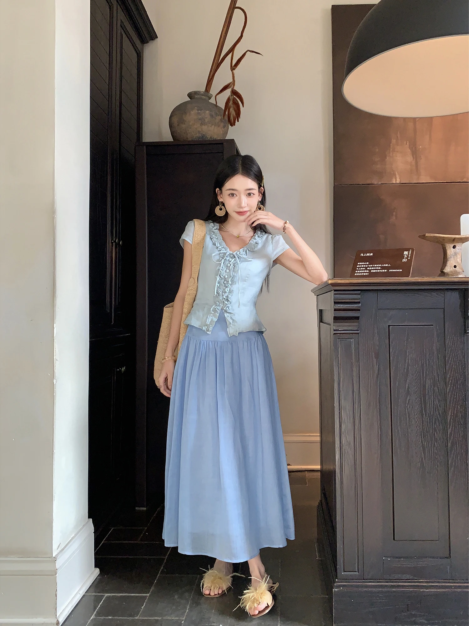 

Летний женский комплект из льна: желтая юбка миди с завышенной талией и универсальный белый топ. Качественная одежда.