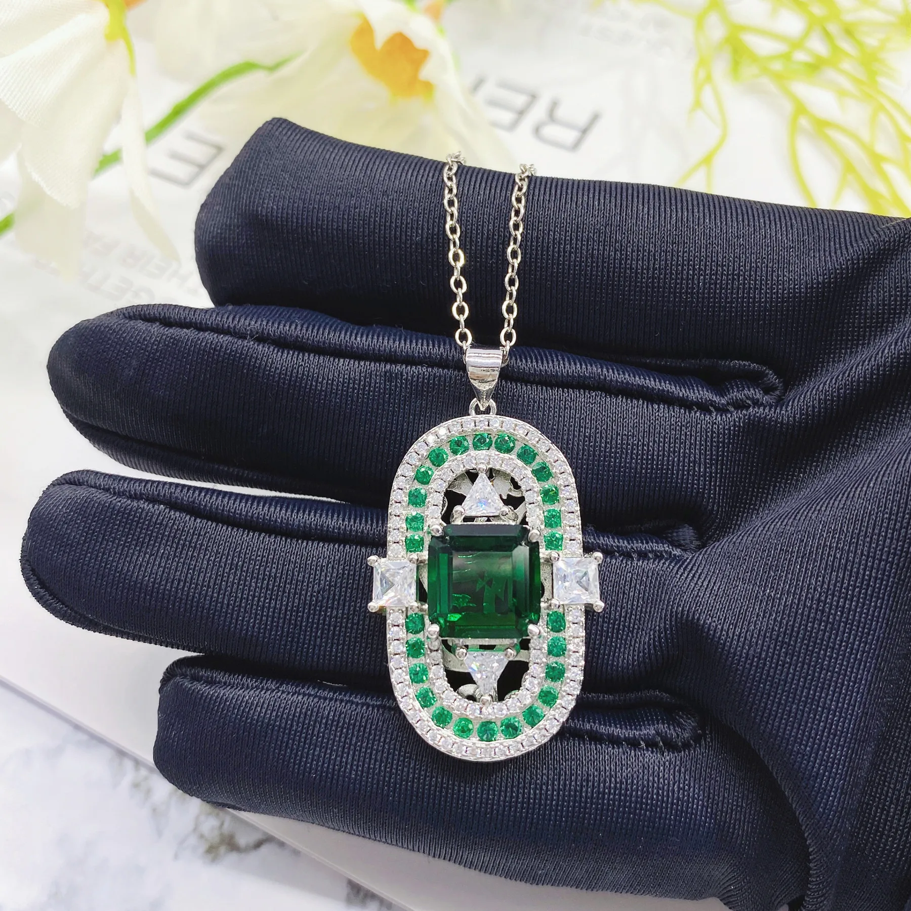 

Аксессуары для самостоятельного изготовления украшений: ожерелье в стиле высокой моды с имитацией изумруда, дизайн в виде скрепки, микроинкрустация бриллиантами, зеленый бриллиант на задней стороне.