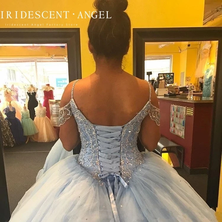 فستان الحفلات بلون أزرق فاتح قزحي الألوان فساتين Quinceanera على شكل قلب 15 سنة فستان حفلة عيد ميلاد العروس مطرز بشرائط سباغيتي بأربطة