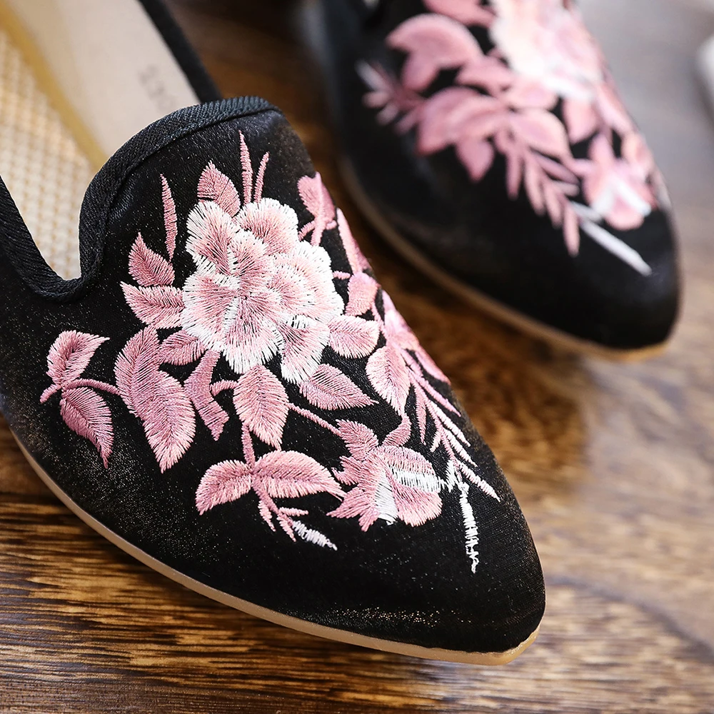 Veowalk Flower Embroidered Women Canvas Flat Loafers Point Toe Comfort Slip on Shoes Handmade Ladies Cotton Embroidery Sneakers