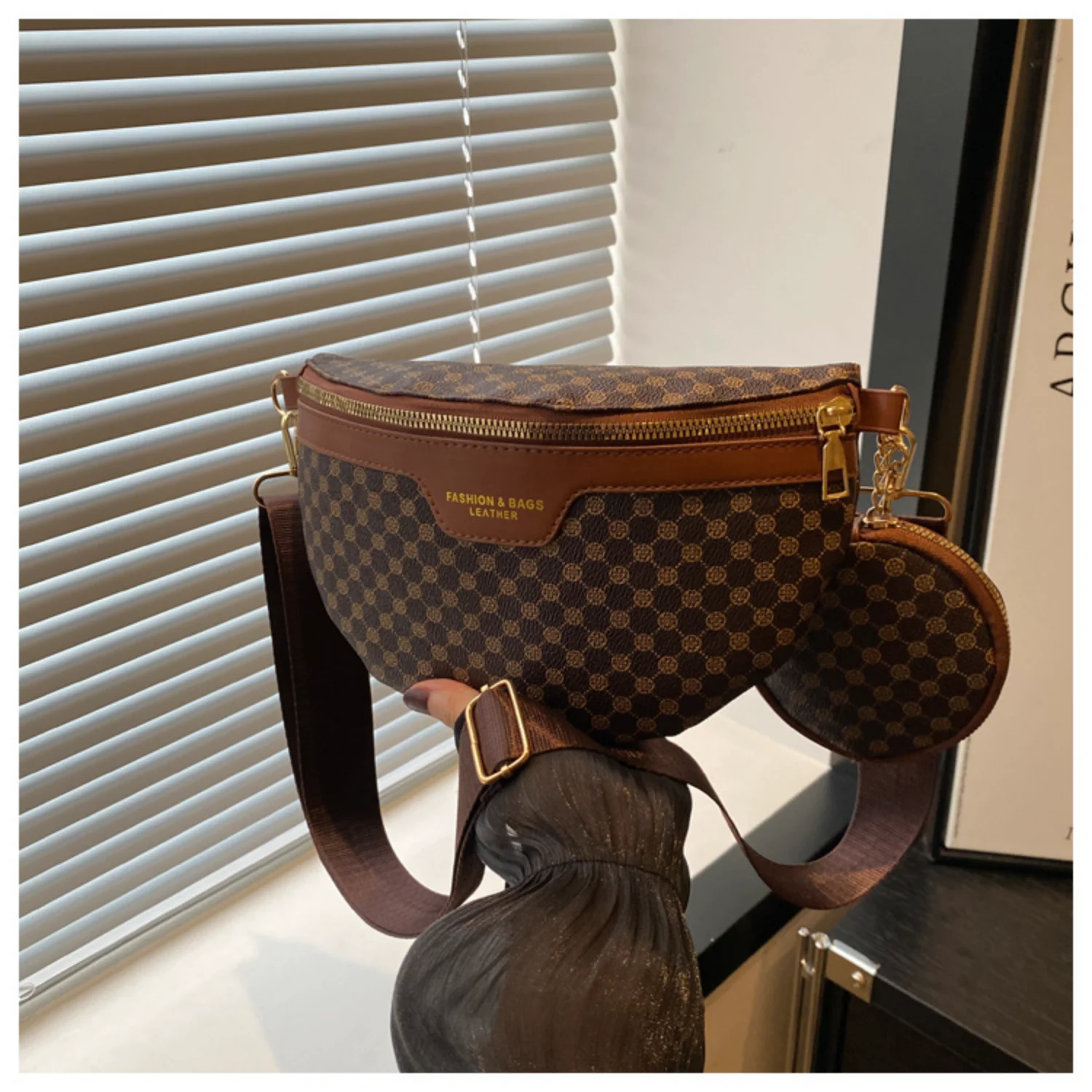 

Personalized retro print 2026 women's new trendy and fashionable European and American style handbag, crossbody bag, mommy bag