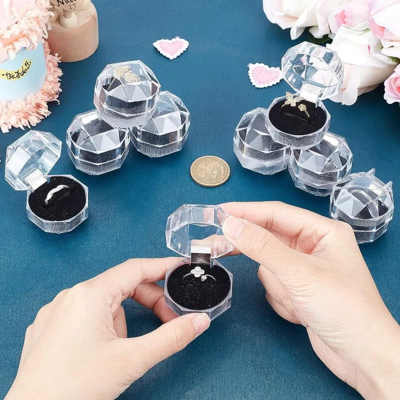 40 ชิ้นสีดําพลาสติกใสกล่องแหวนต่างหูคริสตัลกล่องเครื่องประดับสําหรับงานแต่งงานข้อเสนอวันวาเลนไทน์ 1.5 × 1.5 นิ้ว