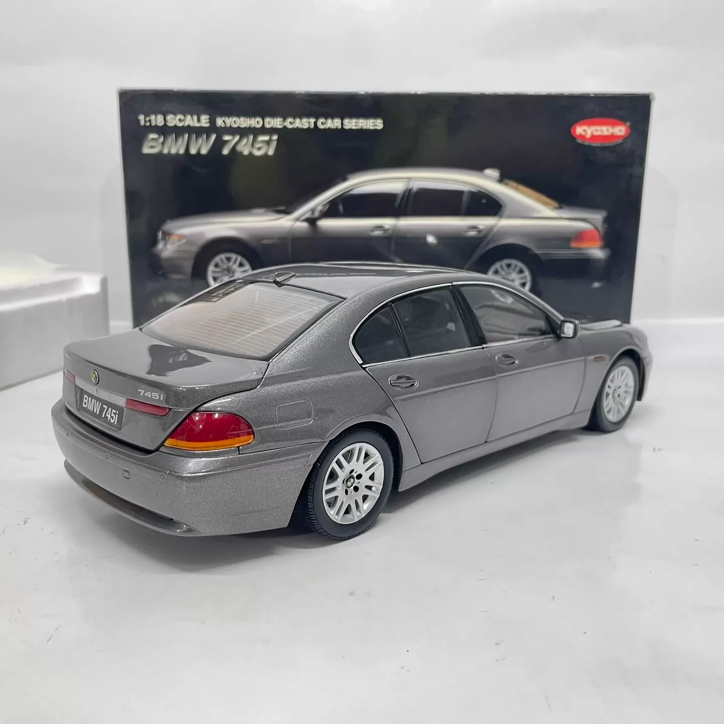 Kyosho Die-cast 1:18 Scale BMW 745i E65 Sedan Simulated Static
