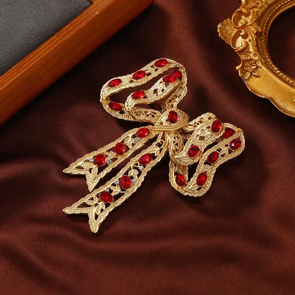 Broche nœud papillon en alliage doré vintage avec biscuits rouges pour femme, badge épingle, veste, sac à dos, bijoux, cadeaux, document, 71x85mm, 2 pièces