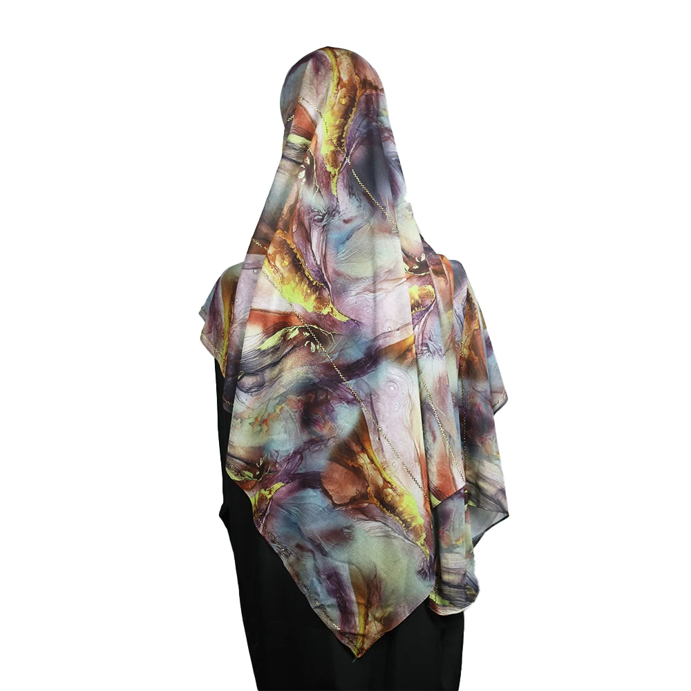 Kontrastowa chusta na głowę z arabskiego szyfonu, miękka w dotyku i delikatnie zdobiona cyrkoniami2618