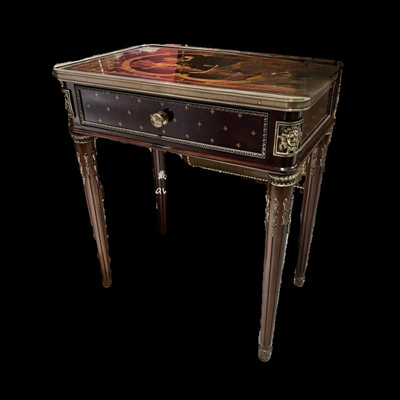 

Европейский уголок, несколько гостиных, диван из цельного дерева, несколько латунных прямоугольных чайных столиков для тяжелой промышленности