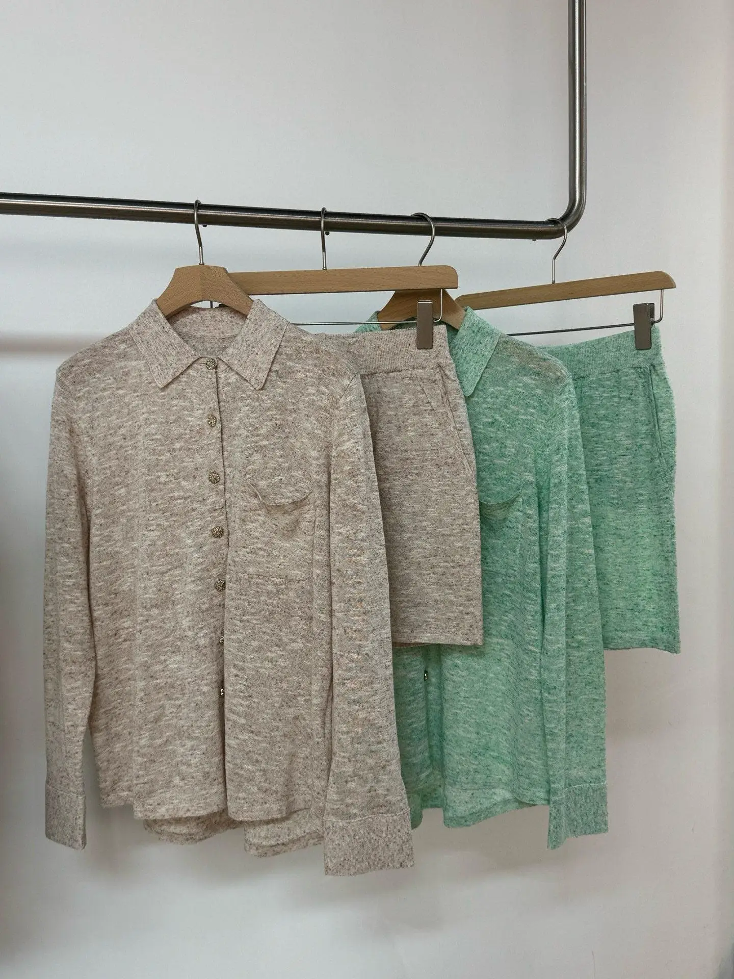 

Metal button loose shirt with elastic waist for slimming effect stylish set with vintage style shorts