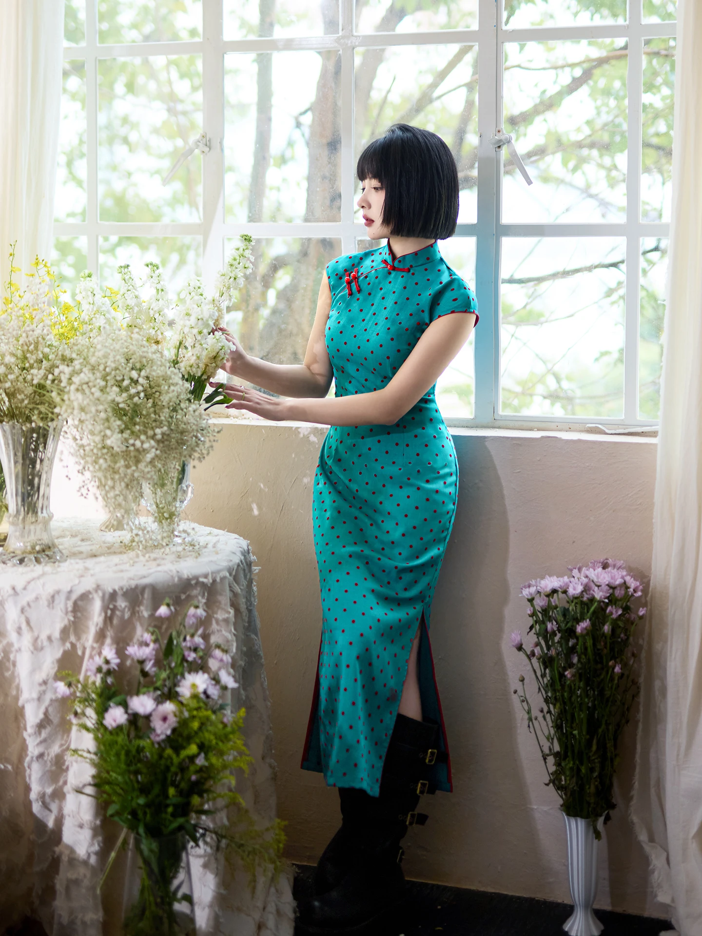 

Синее улучшенное платье-ципао без рукавов в стиле ретро, повседневное, универсальное, с низким разрезом, из полиэстера, для создания образа милой и дерзкой девушки.