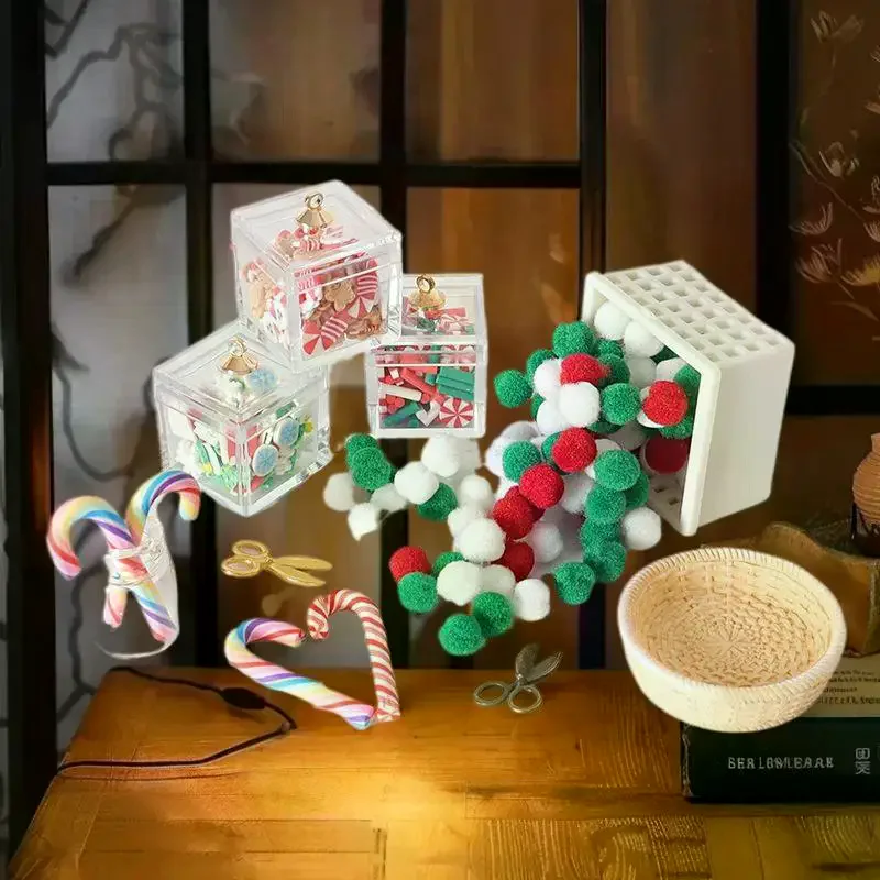 Set di scatole per casa delle bambole con scene natalizie fai-da-te: include decorazioni fatte a mano con bastoncini di zucchero, forbici e cestini.