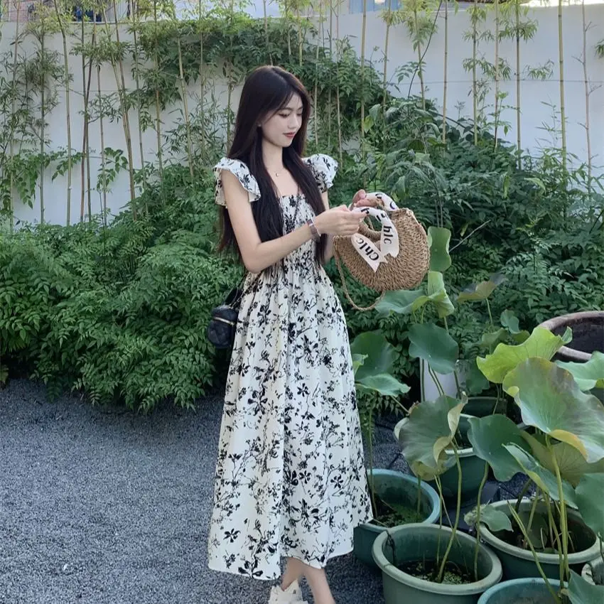 Französisches Retro-Blumenkleid mit fliegenden Ärmeln, geraffter Taille und langem Drape