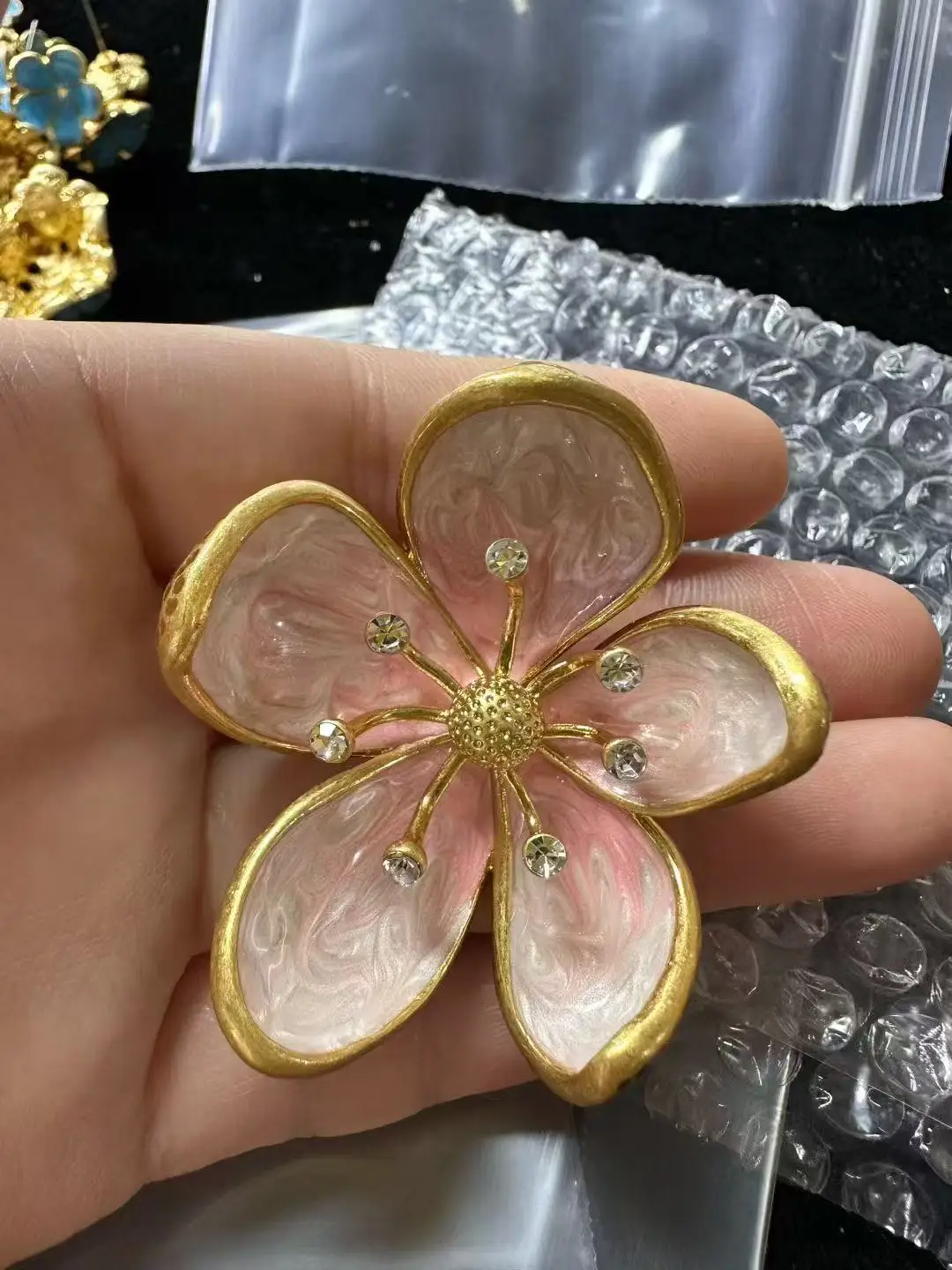 

Os Fashion Jewelry Vintage Brass Enamel Sakura Flower Brooch for Women Birthday Gifts, Unique Gift