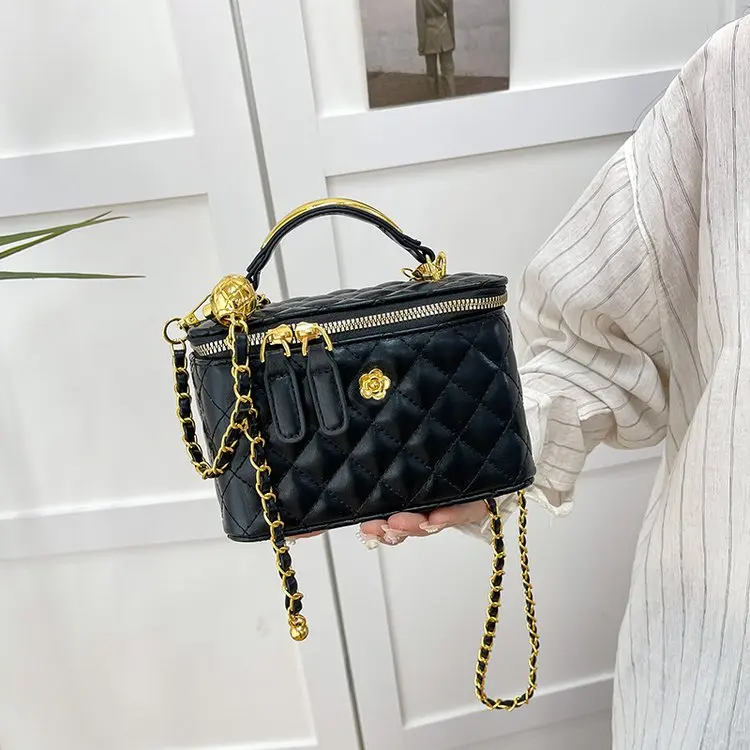 

Минималистичная однотонная женская сумка 2026: Новая трендовая вместительная нишевая сумка через плечо для повседневного использования