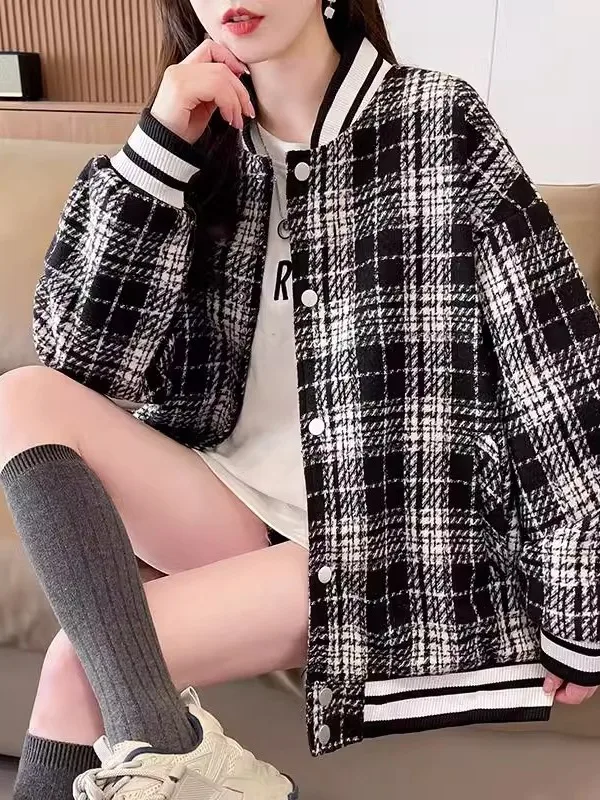 เสื้อแจ็คเก็ตเบสบอลลายสก็อตสไตล์เรโทรสำหรับผู้หญิง ฤดูใบไม้ผลิ ฤดูใบไม้ร่วง ฤดูหนาว รุ่นใหม่ ทรงหลวม แฟชั่นสำหรับนักเรียนมัธยมปลาย ทรงโค้ท คอกลม แต่...