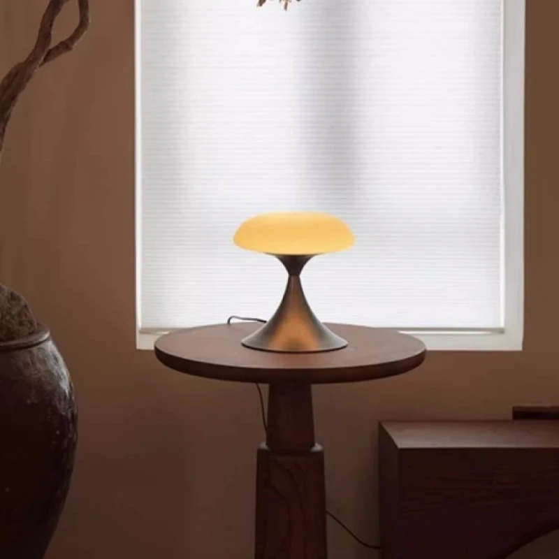 ما بعد الحداثة مصمم مصابيح أرضية حديدية بريق معدني دراسة الزجاج عاكس الضوء مكتب غرفة نوم السرير LED القراءة ليلة الجدول الخفيفة #6