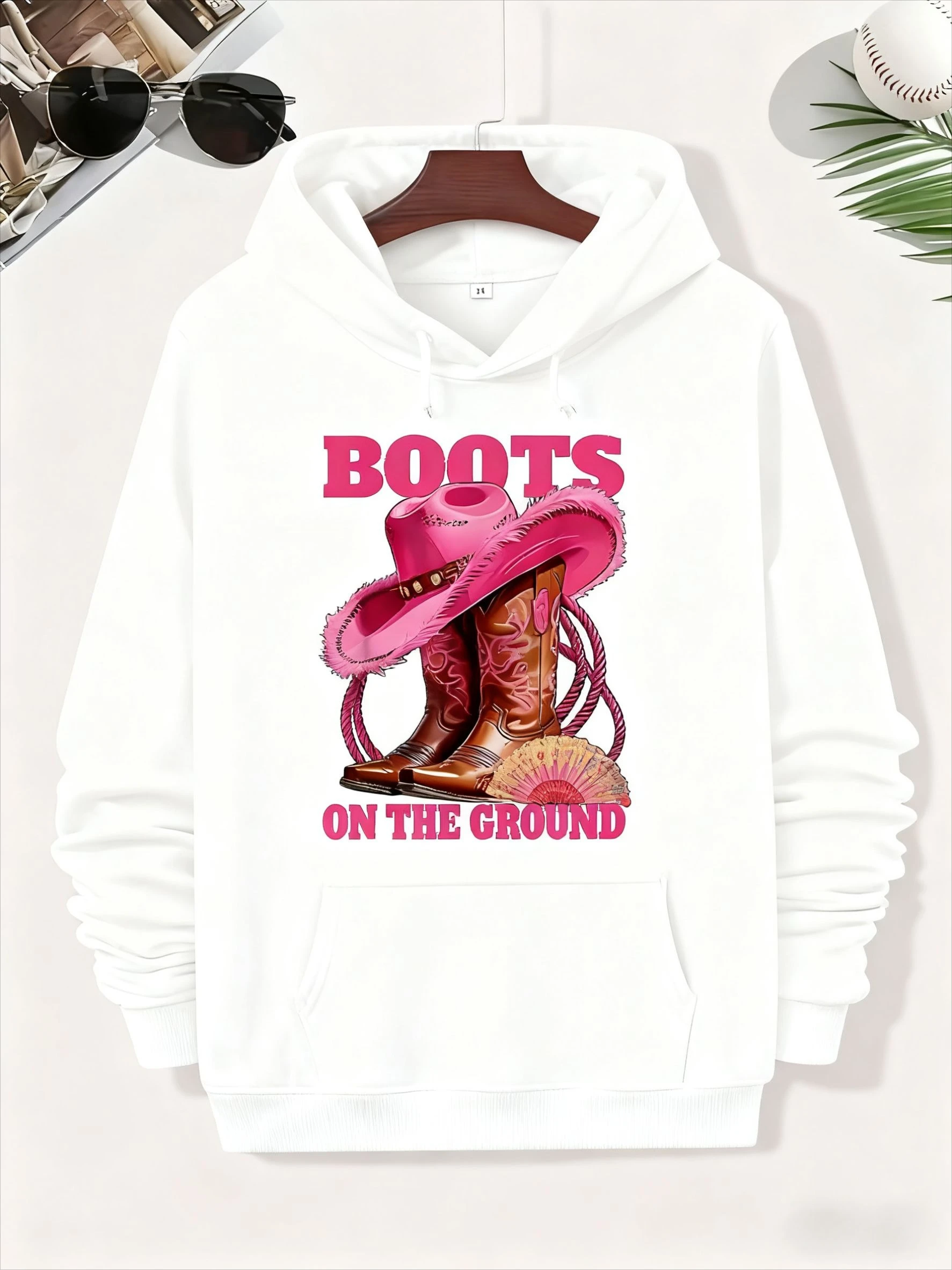 Um pulôver elegante e solto com capuz e um bolso frontal, um design solto de mangas compridas e estampas de letras para homens e mulheres