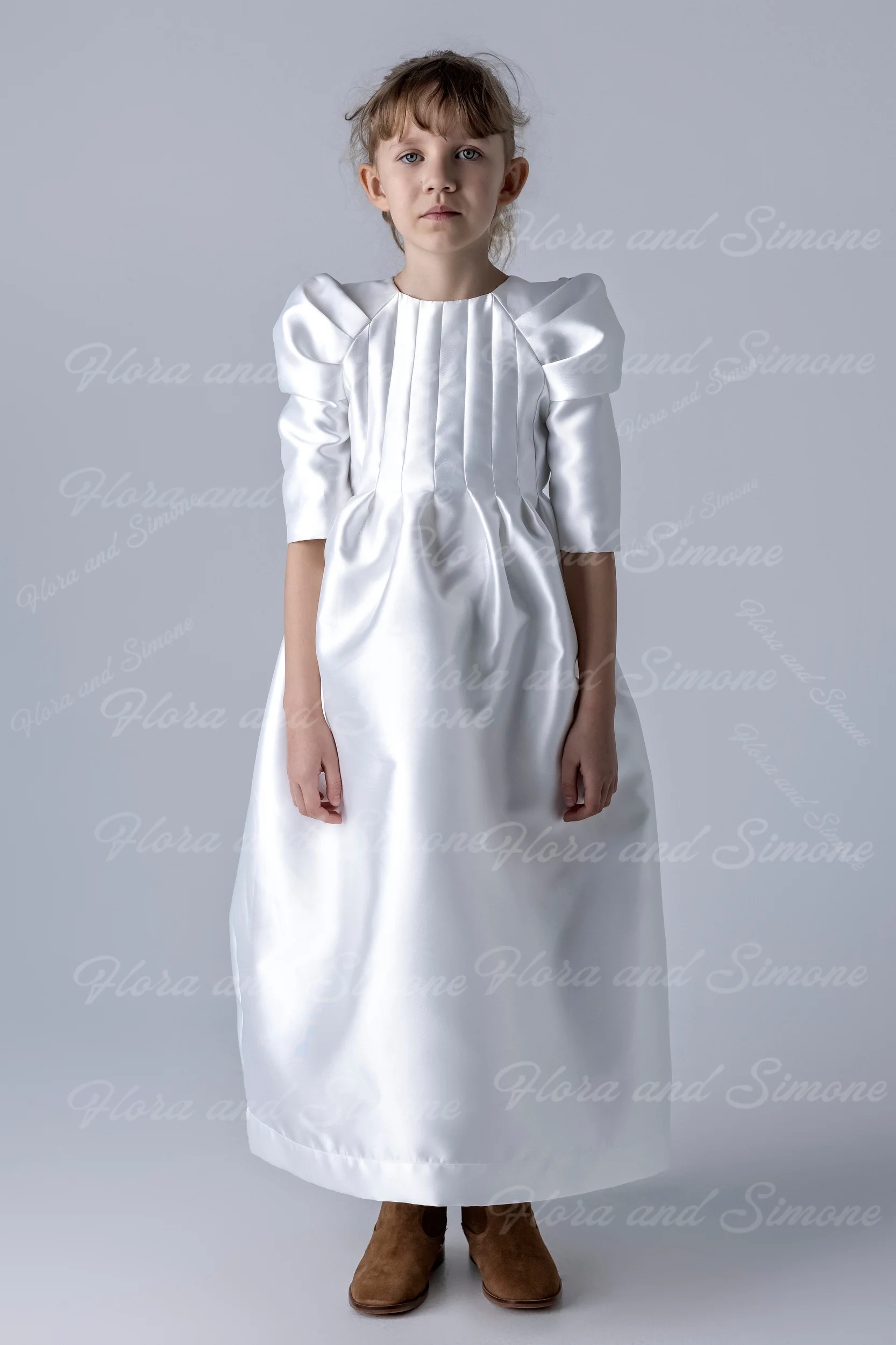 エレガントなクルーネックフリル付き白い半袖ガウン、フラワーガールドレス、洗礼式、初聖体拝領パーティー、結婚式に最適