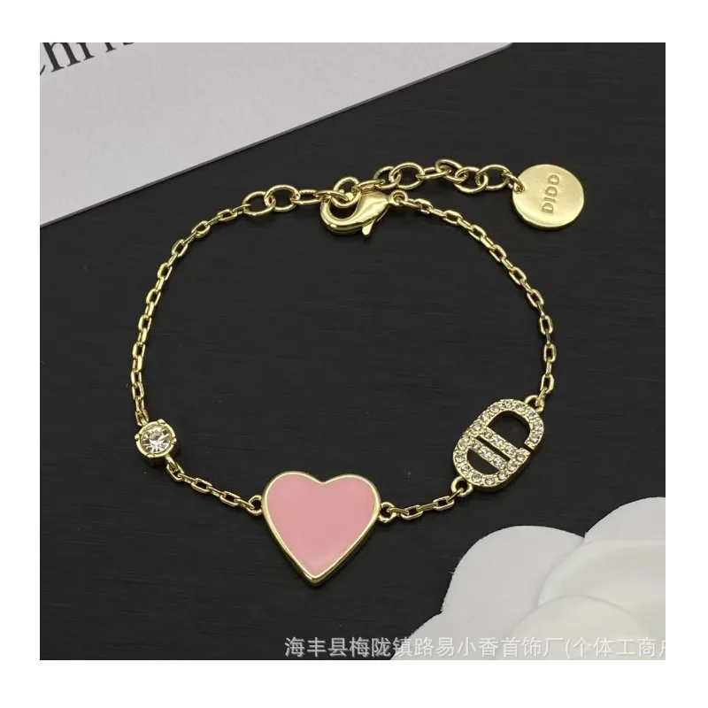 

The Design of The Letter Bracelet High-end Fashion and Versatile Extension Chain Can Adapt To Different Hand Circumferences