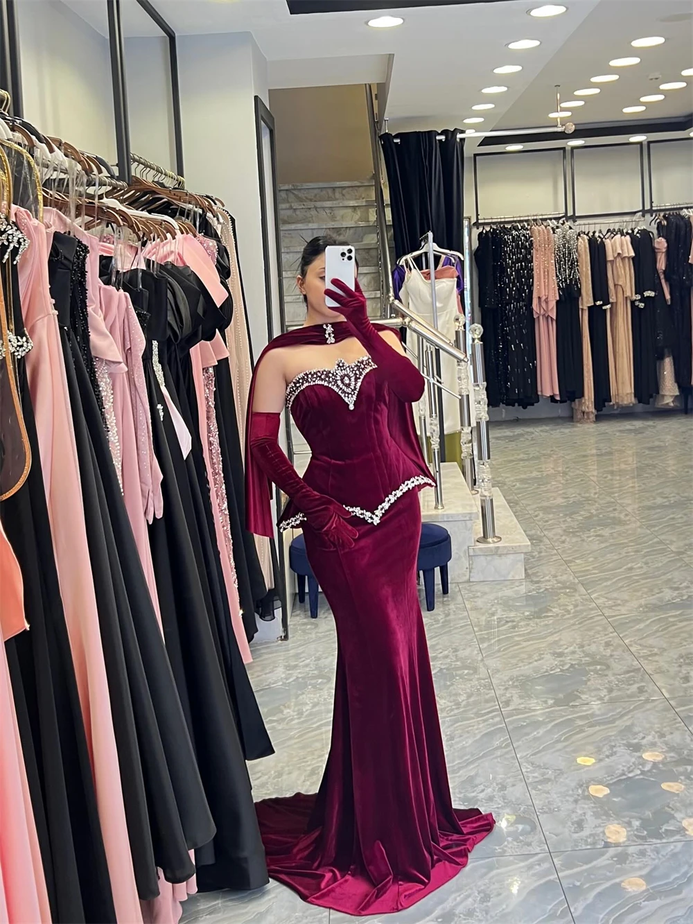 

Customized Simple Red Velvet Evening Dress Elegant Strapless Sleeveless Celebrity Gowns Classic Mermaid Crystal Homecoming Dress