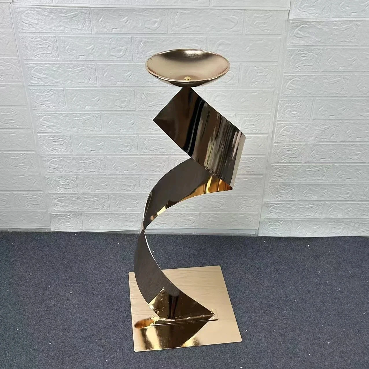 Goldener Metall-Blumenständer, Geometrische Wellenförmige Säule, Hochzeitstisch-Mittelstück, Elegante Event- und Bankett-Bühnen-Blumendekoration – Detail 7