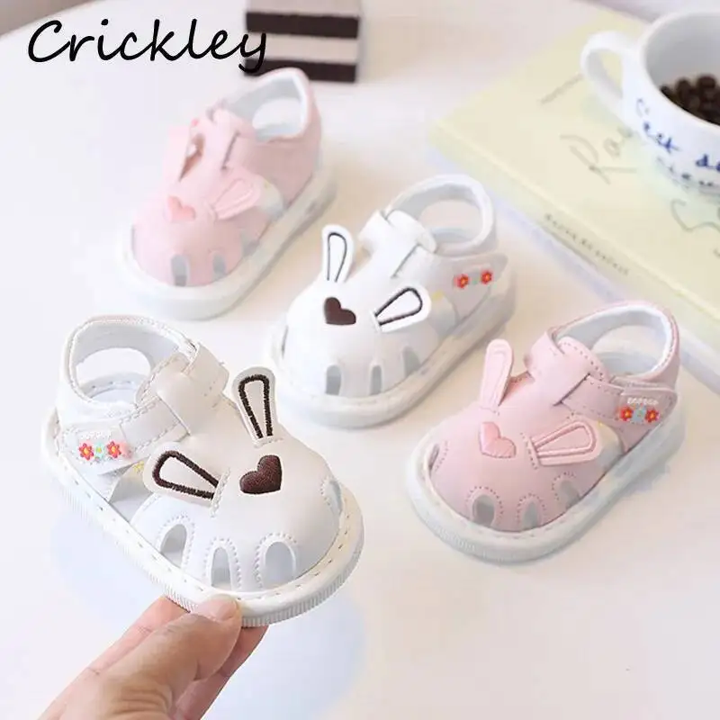 

Летние сандалии для маленьких девочек с рисунком кролика, детские сандалии из искусственной кожи с петлей на крючках, мягкая детская обувь для первой прогулки со звуком
