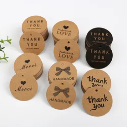 100 pz 4 cm Rotondo Etichette di Carta Kraft Grazie Merci Amore Stampa Tag Etichette Prodotto Fatto A Mano Indumento Scarpe Hang Tag Accessori FAI DA TE