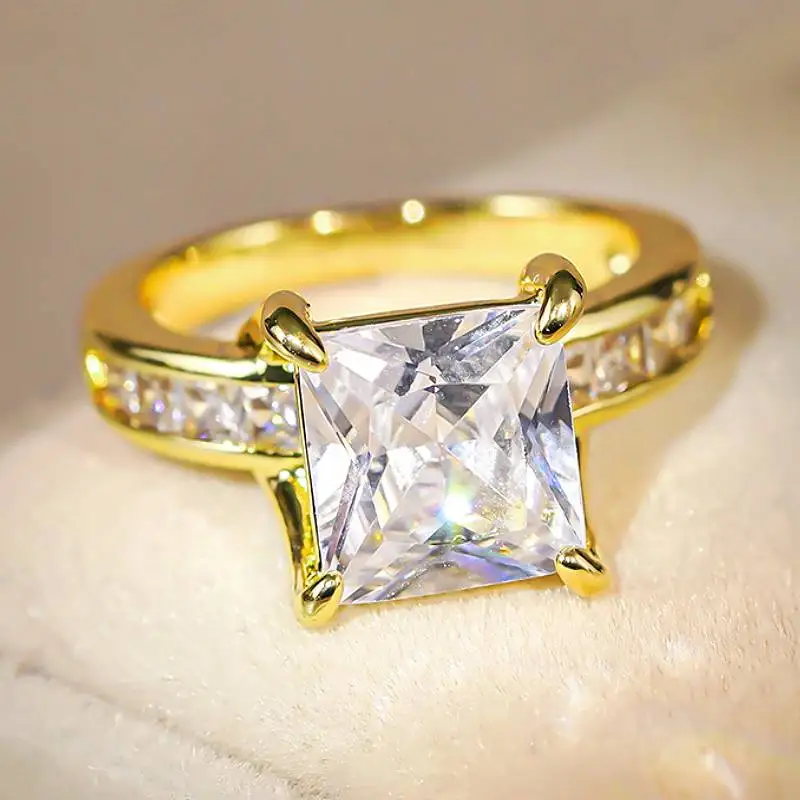 Huitan Goldfarbener Damenring mit eingelegtem Prinzessin-Zirkonia, luxuriöse Accessoires für Hochzeit, Verlobung, modischer, bezaubernder Schmuck