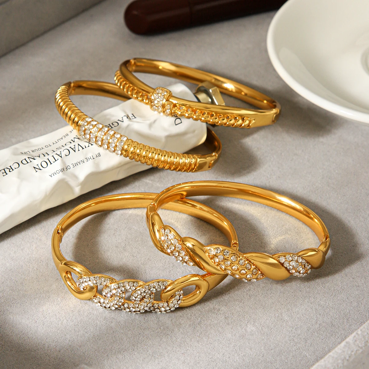 

Huang Chao 18k Gold Plated 316L Women's Stainless Steel Metal Crystal Twisted Bracelet Anti Rust Wrist Jewelry Accessories Gift