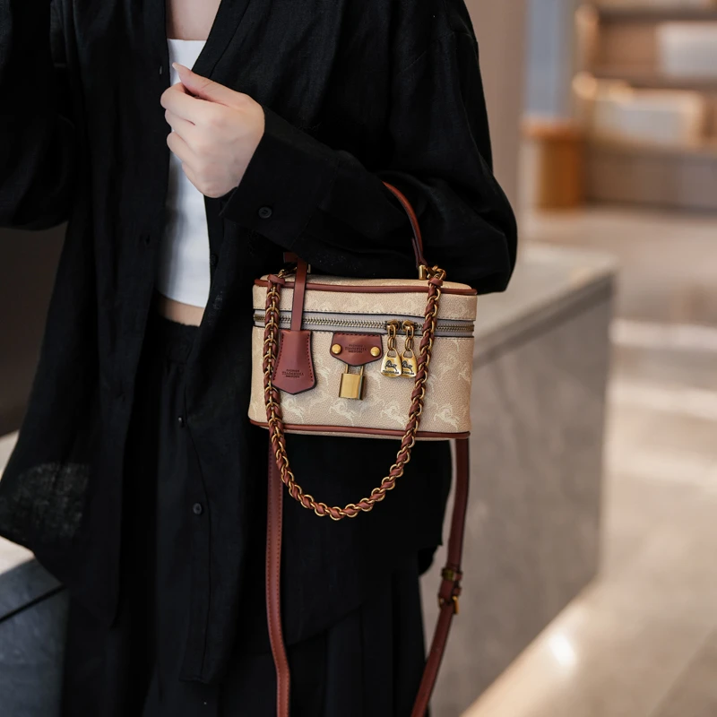 

Chic High-End Minimalist Unique Leather Clutch Bag For Women Vintage Crossbody Solid Color Large Capacity Trendy