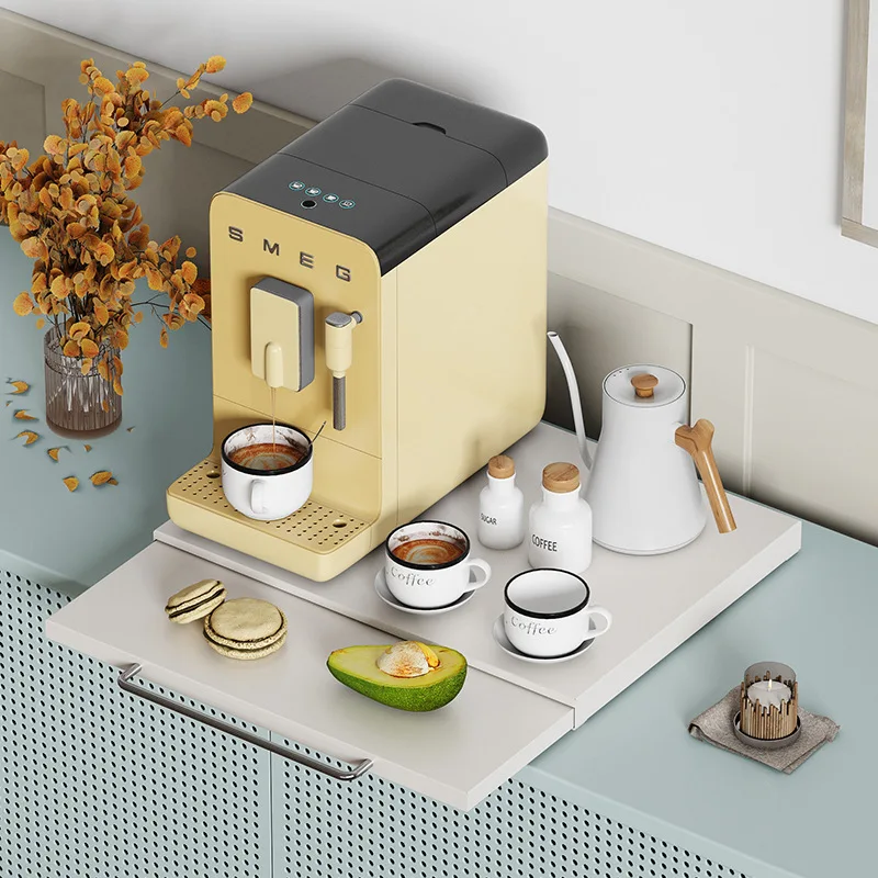 Кухонная столешница кофемашины, полка, чашка, перегородка подноса