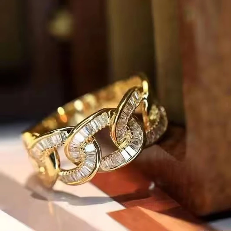 Huitan Chain Design Women Ring Gold Color Inlaid Shining Cubic Zirconia Luxury Party Wedding Accessories Fashion Noble Jewelry