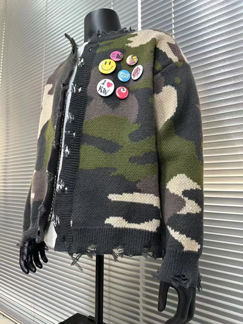 Camouflage Badge Brooch Winter Kintt Sweater Men Women 1:1 High Quality Single Breasted Loose Casual Hole Damaged Sweatshirts