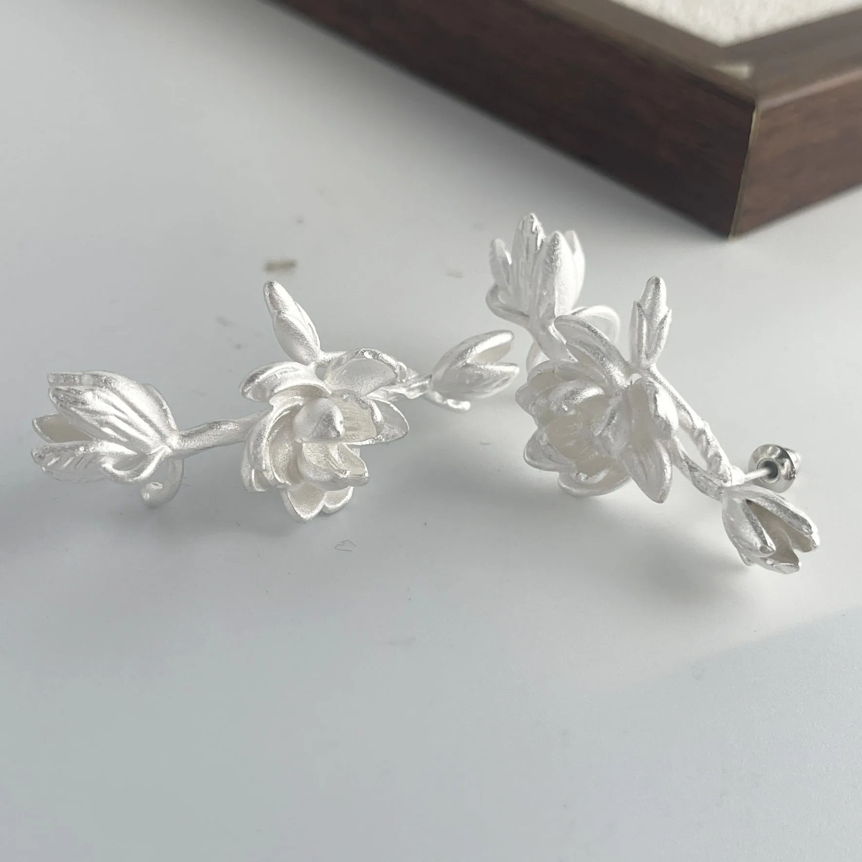 Pendientes Vintage de Plata de Ley 925 para mujer, pendiente de perla de flor Simple, joyería para prevenir alergias, accesorios de fiesta, regalo