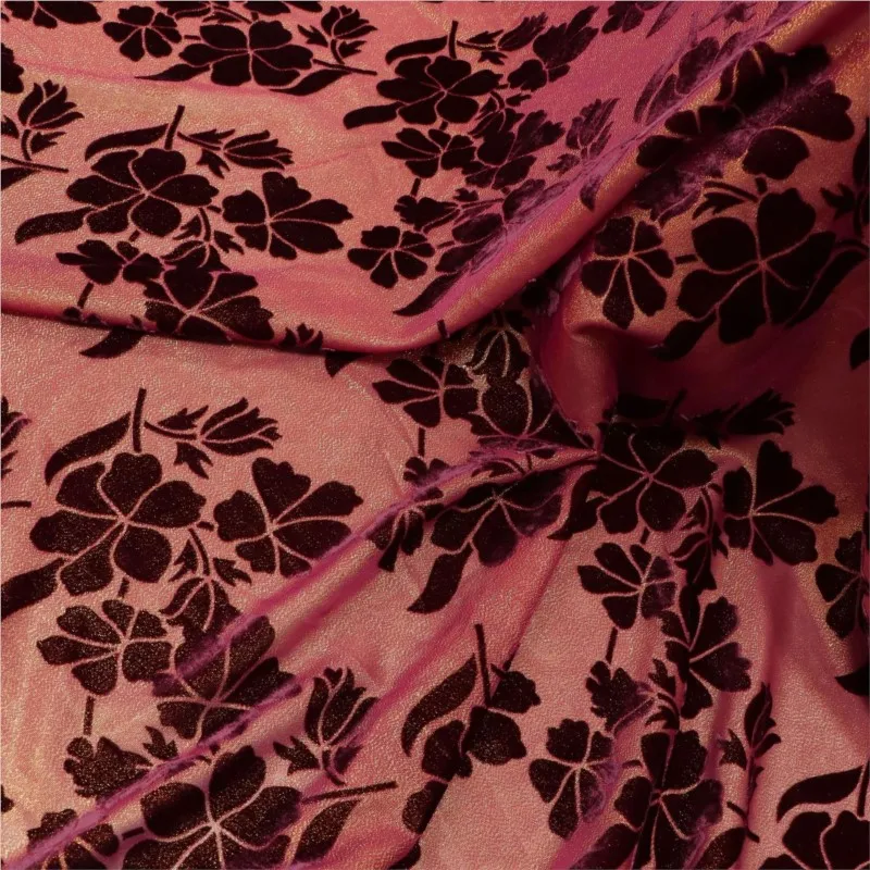 Il tessuto del cheongsam e dell'abito è realizzato in velluto broccato con fiori dorati